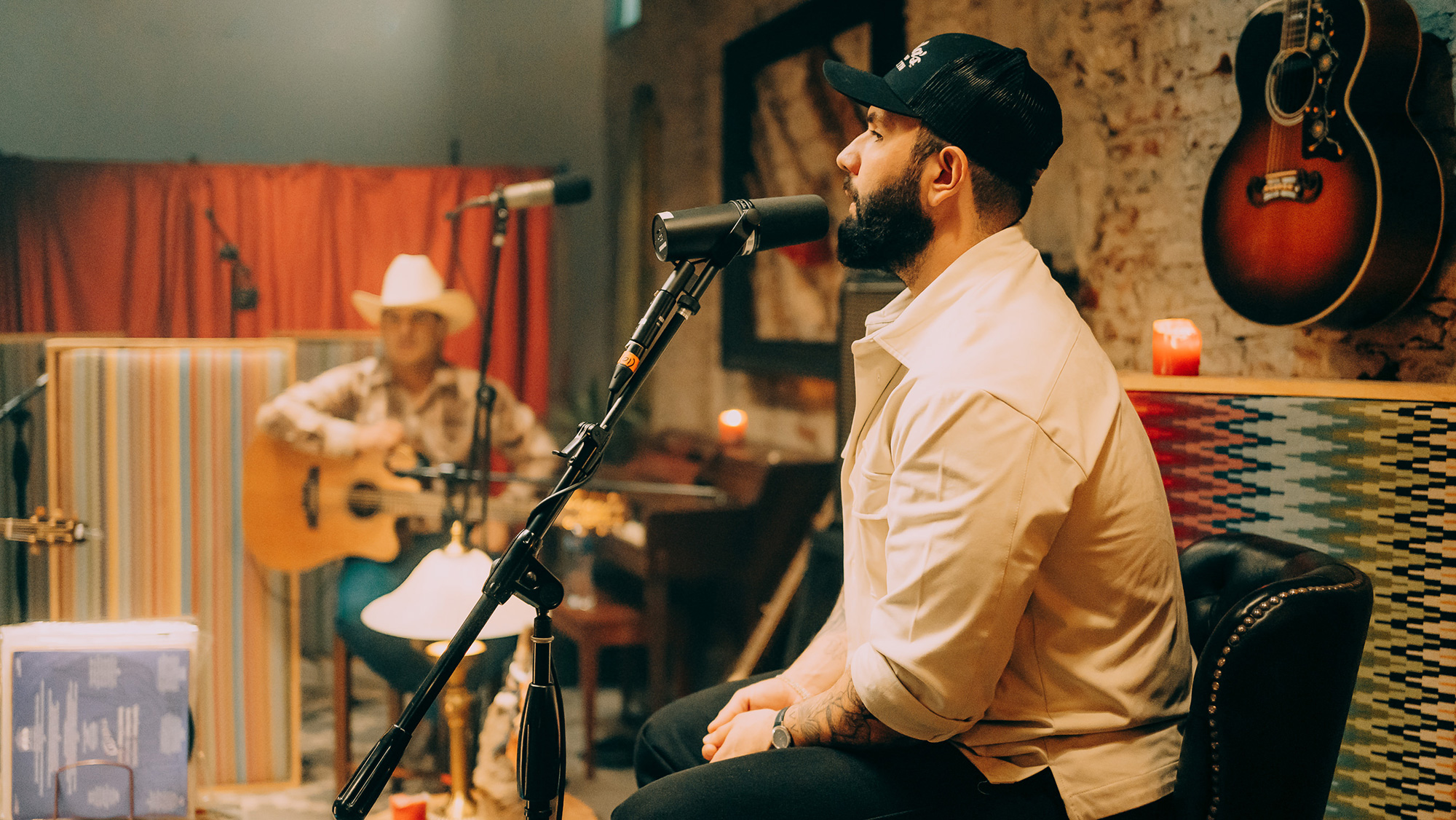 Carín León en el estudio