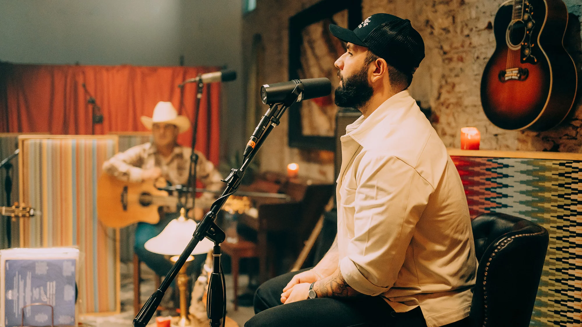 Carín León en el estudio