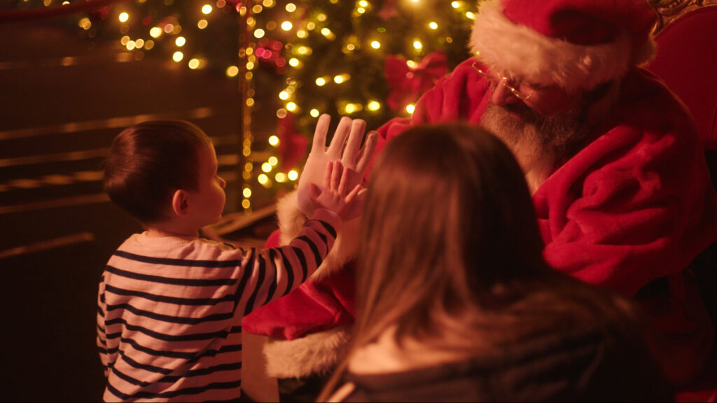 Papá Noel conociendo a algunos de los niños en Els Llums de Sant Pau