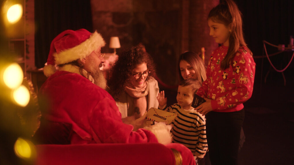 Papá Noel conociendo a algunos de los niños en Els Llums de Sant Pau