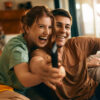 Pareja viendo la televisión. Fotografía de Freepik