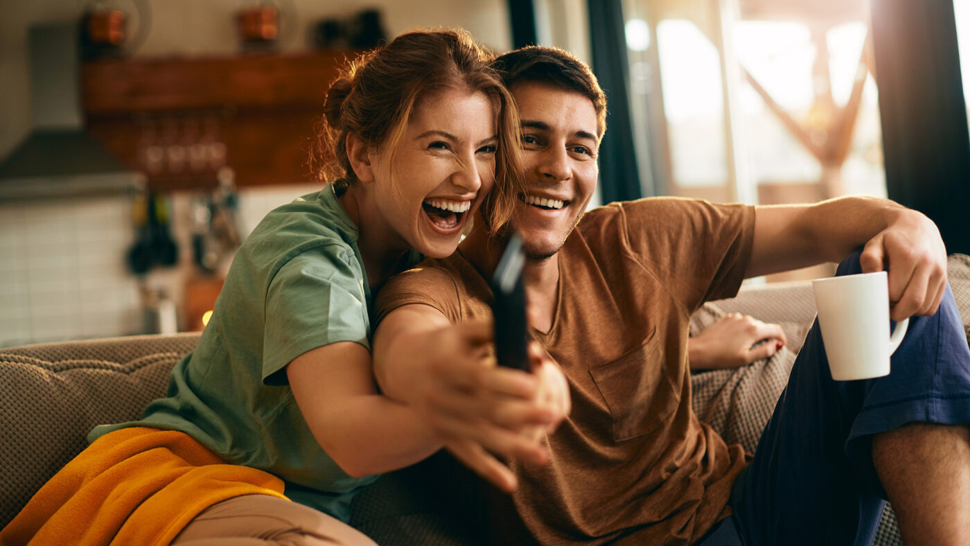 Pareja viendo la televisión. Fotografía de Freepik
