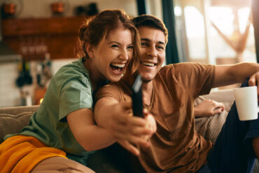 Pareja viendo la televisión. Fotografía de Freepik