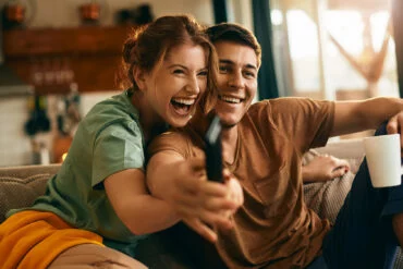 Pareja viendo la televisión. Fotografía de Freepik
