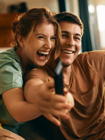 Pareja viendo la televisión. Fotografía de Freepik