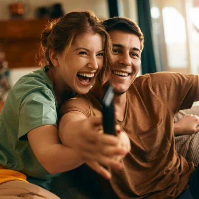 Pareja viendo la televisión. Fotografía de Freepik