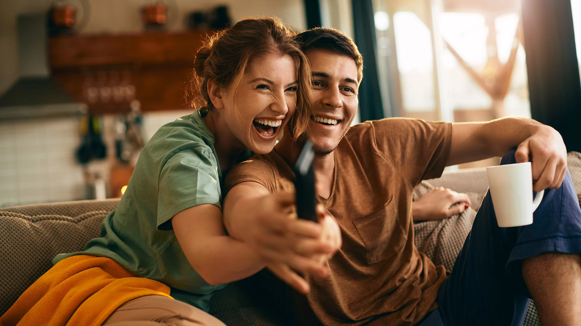 Pareja viendo la televisión. Fotografía de Freepik