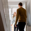 Hombre abriendo la puerta de casa. Fotografía de Freepik.