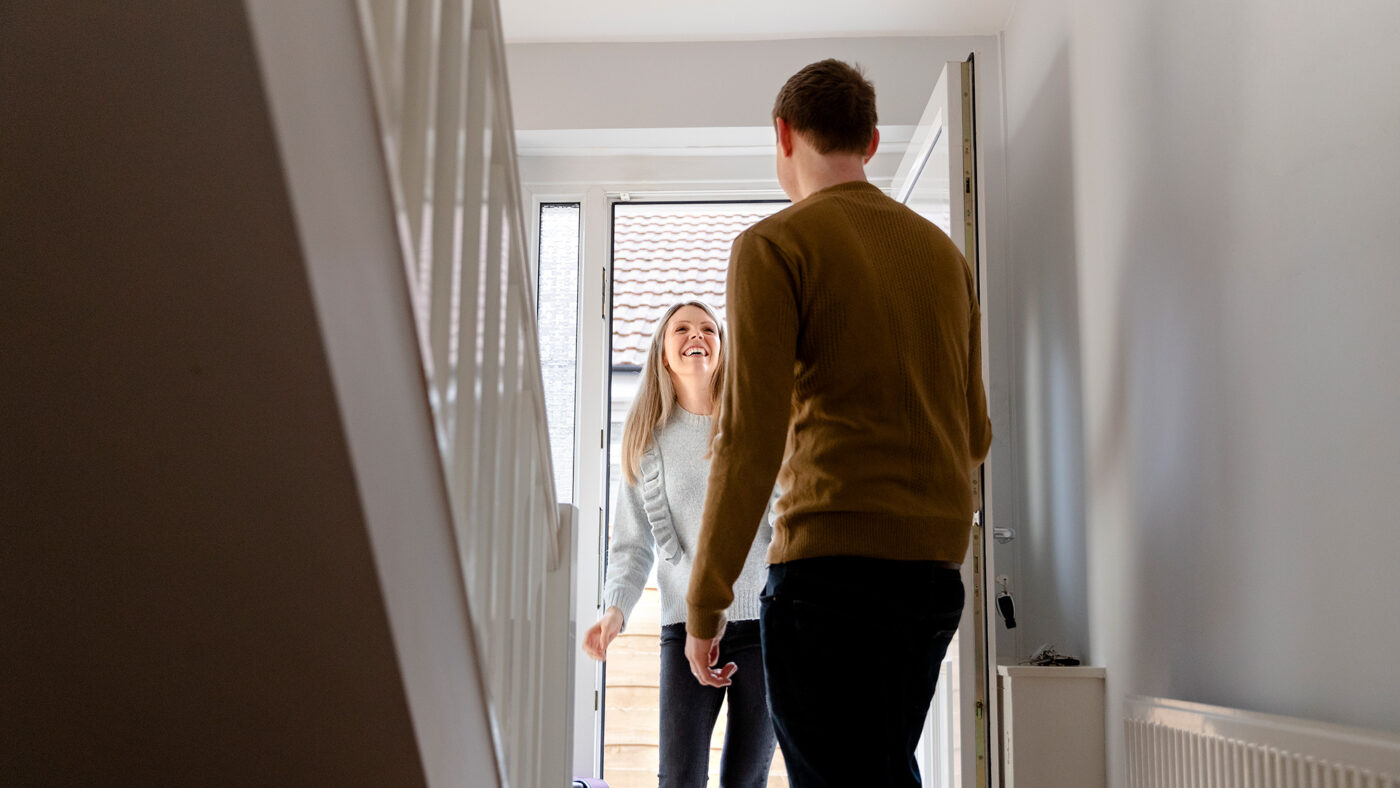 Hombre abriendo la puerta de casa. Fotografía de Freepik.