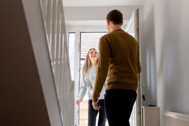 Hombre abriendo la puerta de casa. Fotografía de Freepik.