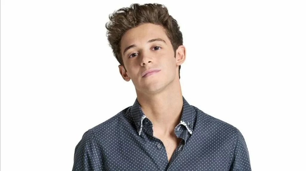 Ruggero Pasquarelli en una fotografia promocional de Disney Channel