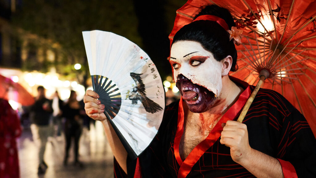 Persona disfrazada de Geisha zombi en Donosti. Fotografía cedida de @azqueta_arts