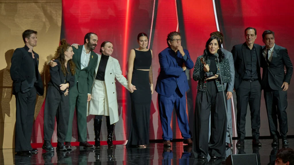 Elenco de 'Querer' sobre el escenario de los Feroz
