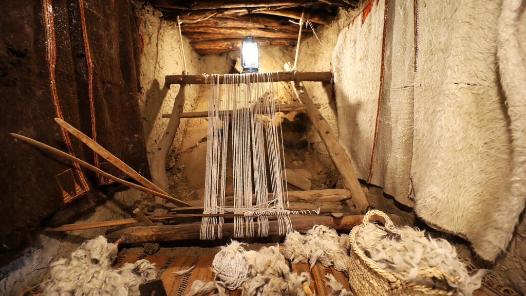 Antiguas artesanías tradicionales en el interior de una antigua casa de barro árabe- Museo del Patrimonio de Al Malad - Al Baha, Arabia Saudí