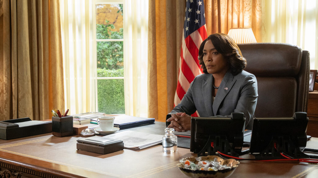 Angela Bassett es President Mitchell en Día Cero