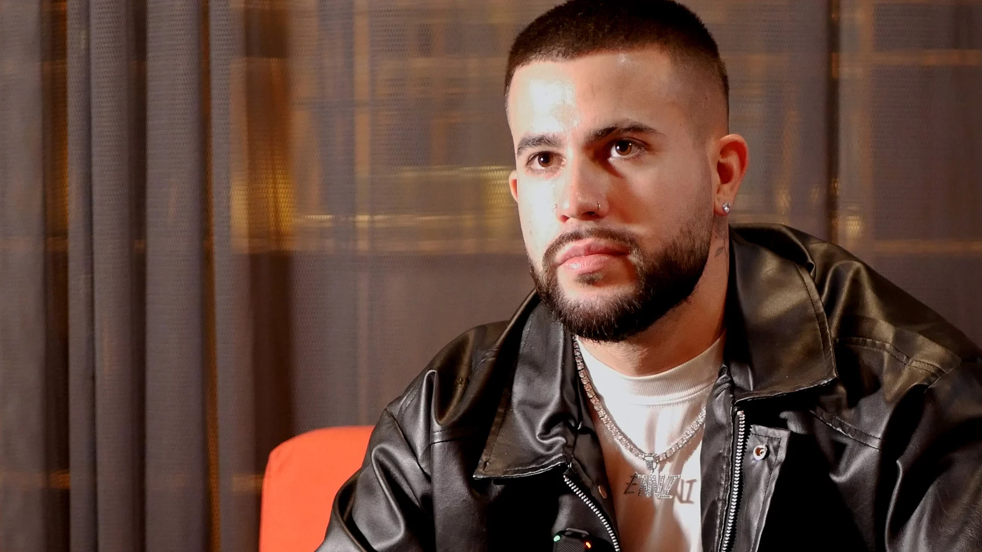 Fotograma entrevista de Envi para la Revista YOUNG con Man Hoh Tang