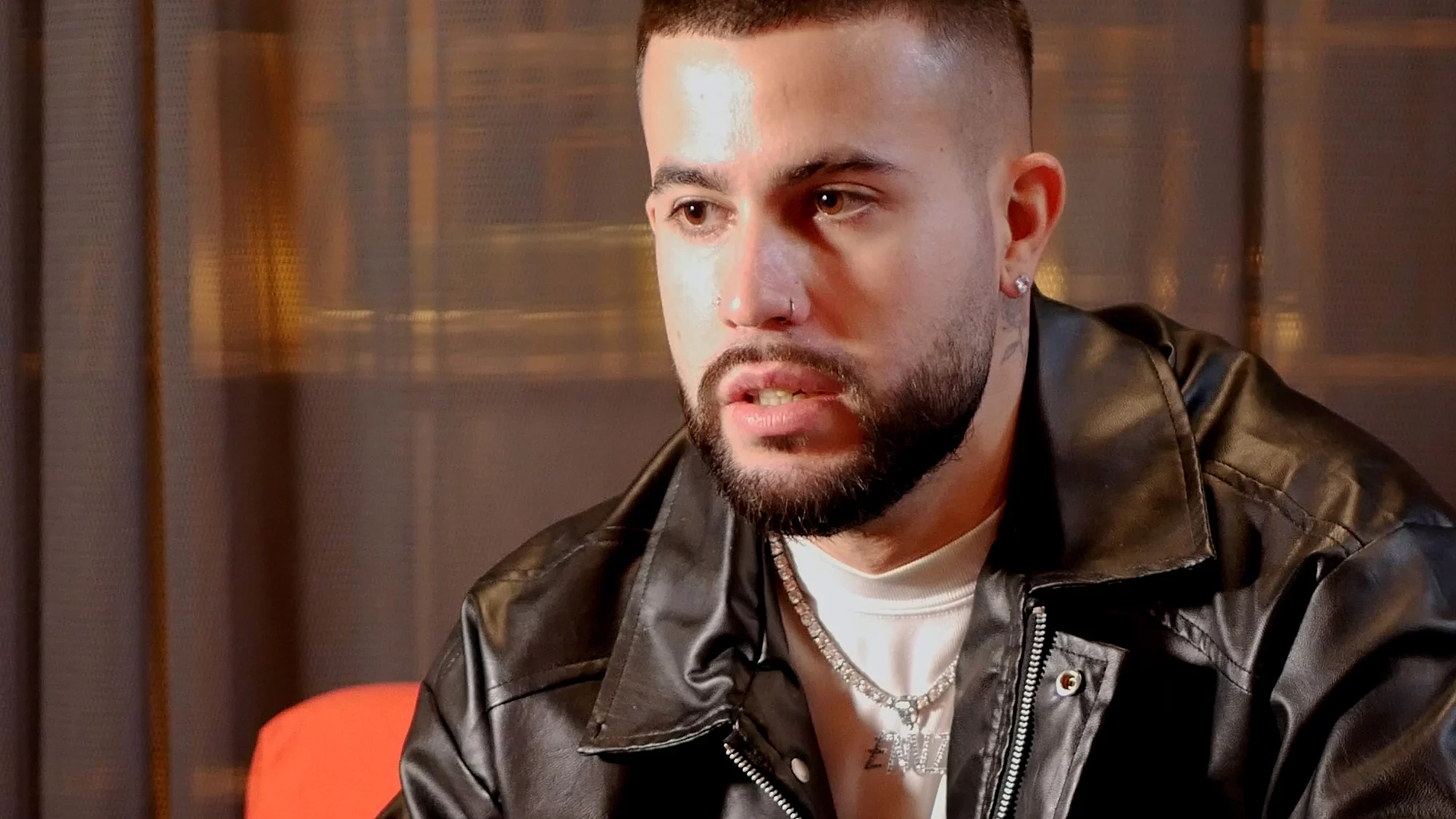 Fotograma entrevista de Envi para la Revista YOUNG con Man Hoh Tang