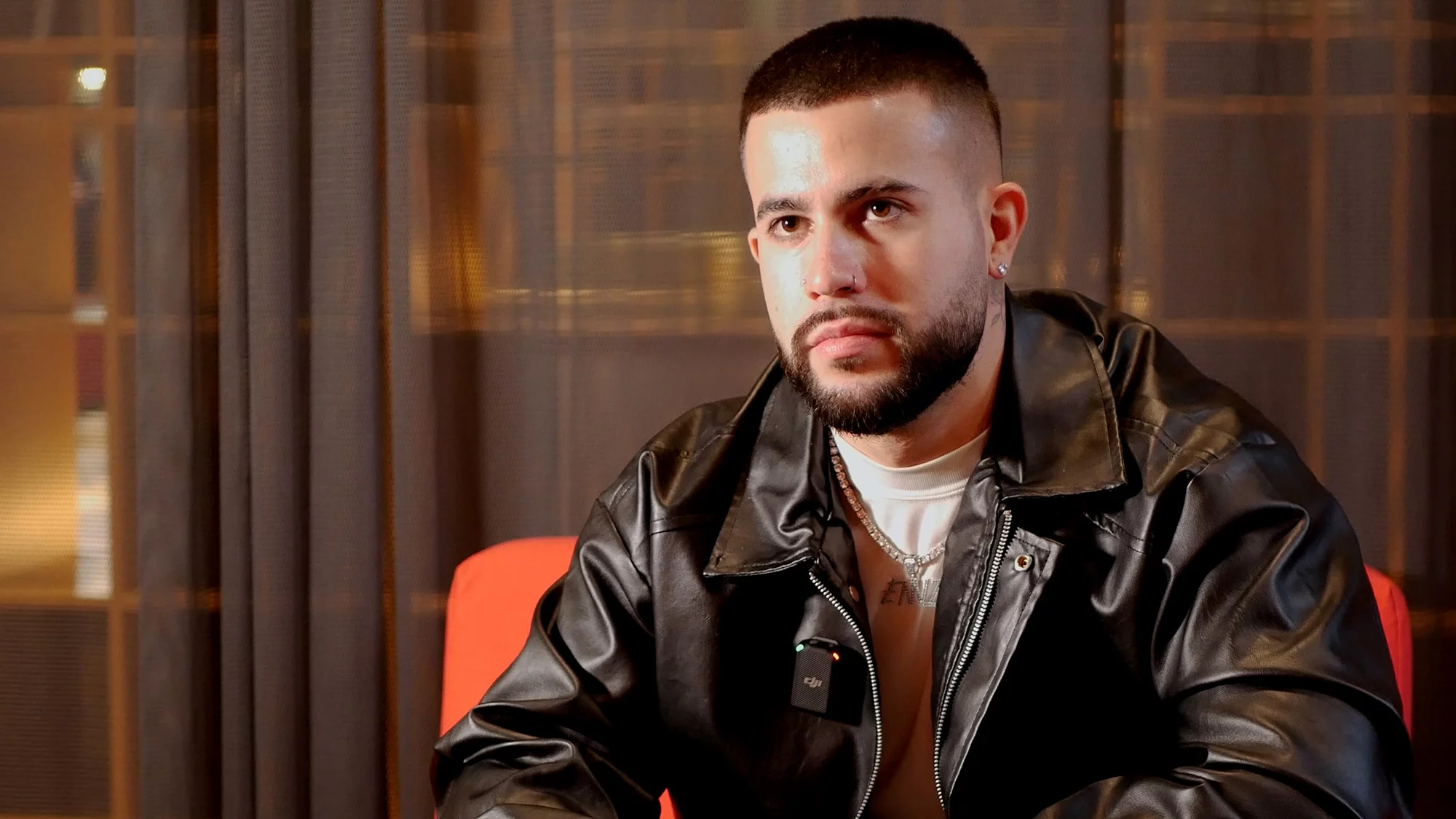 Fotograma entrevista de Envi para la Revista YOUNG con Man Hoh Tang