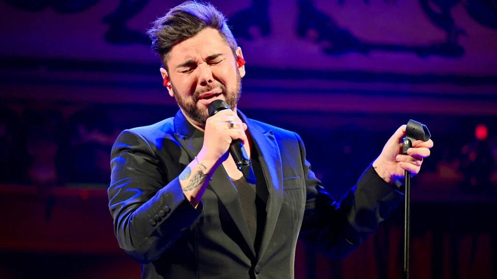 La actuación de Miguel Poveda acompañado por el compositor Joan Albert Amargós