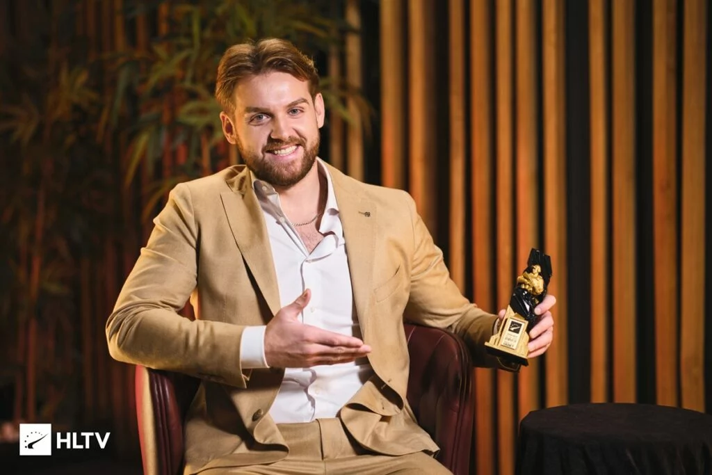 Nikola "NiKo" Kovač recibiendo el galardón de segundo puesto en el HLTV Awards de 2023
