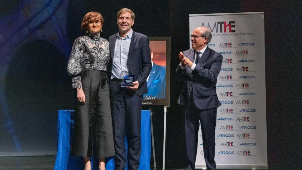 Dario Regattieri, CEO de beon. Entertainment, recibiendo el galardón