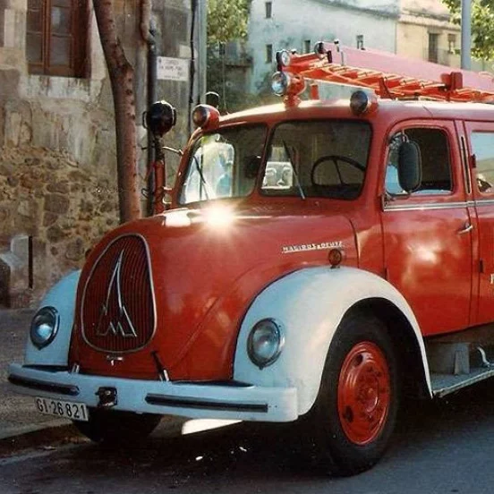 Vista de un camión histórico de bomberos