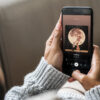 Mujer disfrutando de Meulify. Fotografía realizado con mockup de Envato