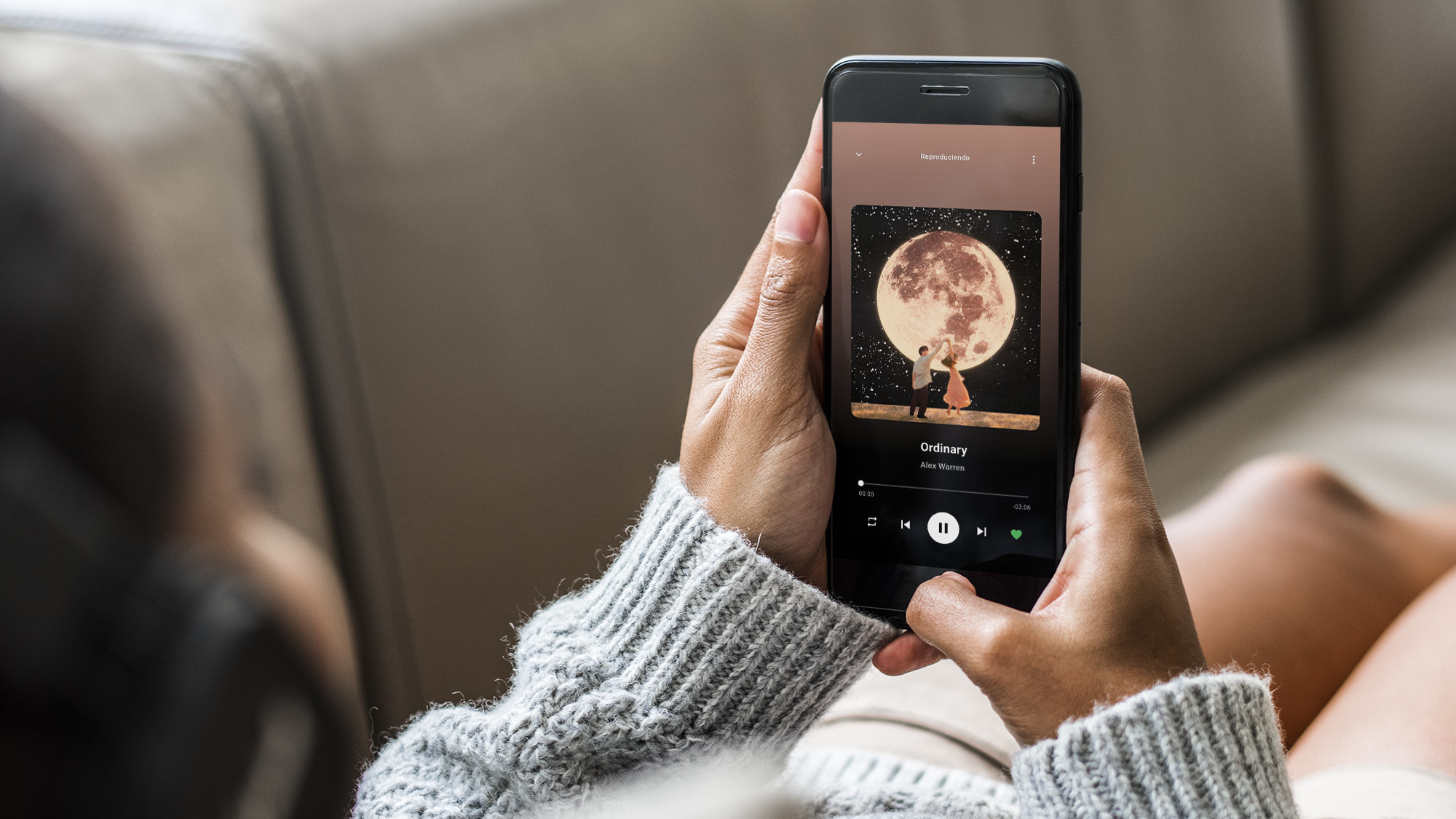 Mujer disfrutando de Meulify. Fotografía realizado con mockup de Envato