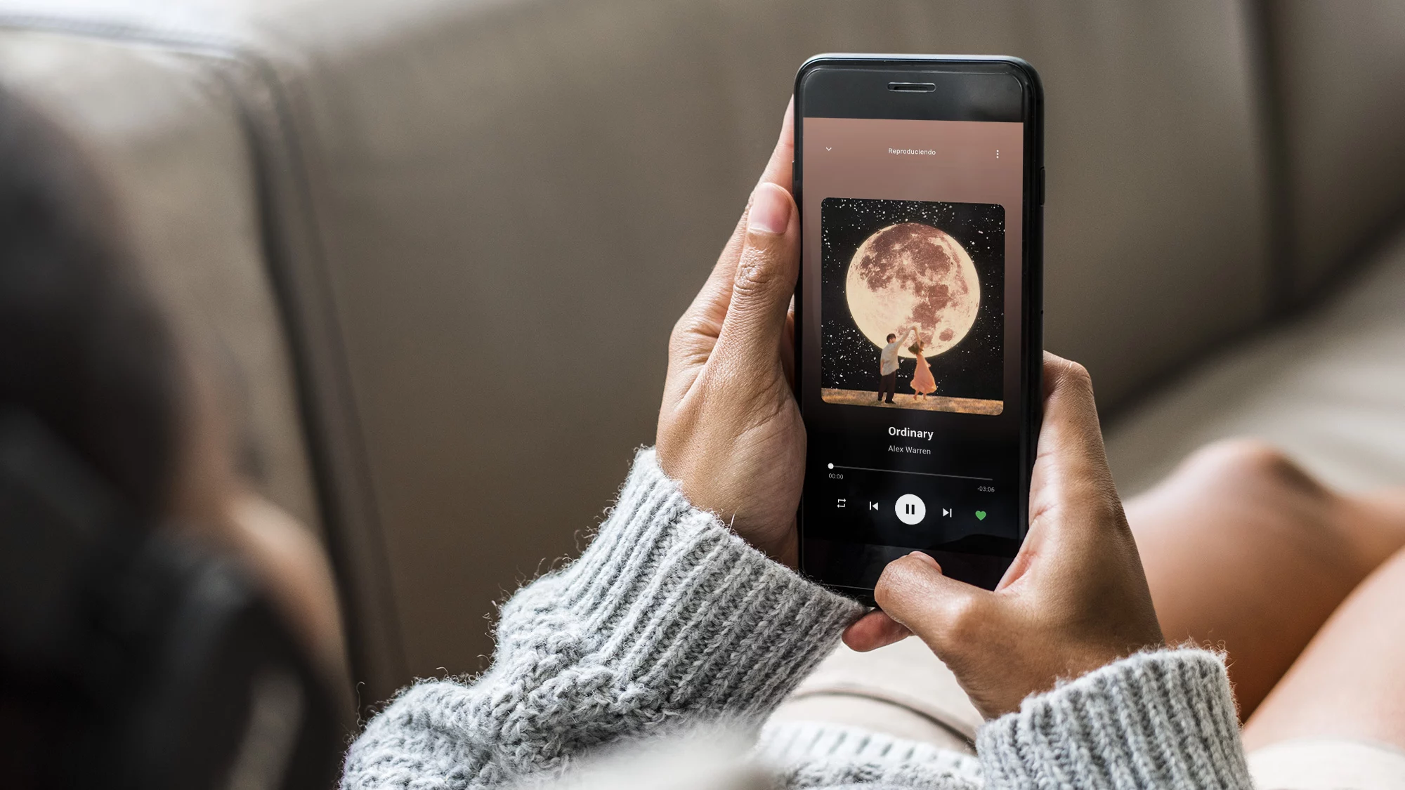 Mujer disfrutando de Meulify. Fotografía realizado con mockup de Envato