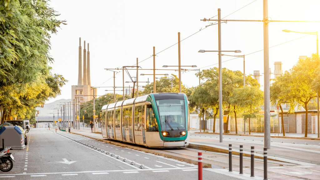 Un tranvía circulando por Barcelona