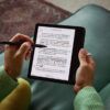 Una lectora haciendo marcas en su Kobo Libra Colour con el lápiz Kobo Stylus 2