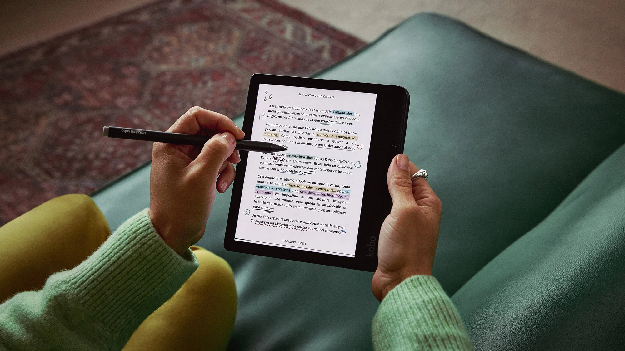 Una lectora haciendo marcas en su Kobo Libra Colour con el lápiz Kobo Stylus 2