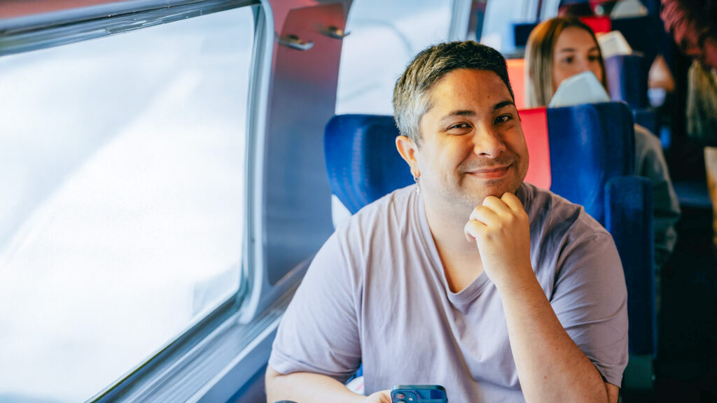 Man Hoh Tang en un tren de OUIGO. Fotografía de Isabel Fdez.-Pacheco