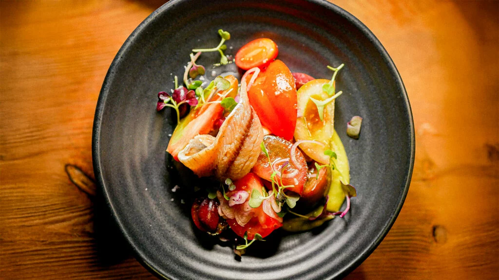 Selección de tomates km 0 con sardina ahumada, crema de guacamole y piparra, oliva de Kalamata y chalota encurtida. Restaurante Arcano