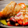 Selección de tomates km 0 con sardina ahumada, crema de guacamole y piparra, oliva de Kalamata y chalota encurtida. Restaurante Arcano