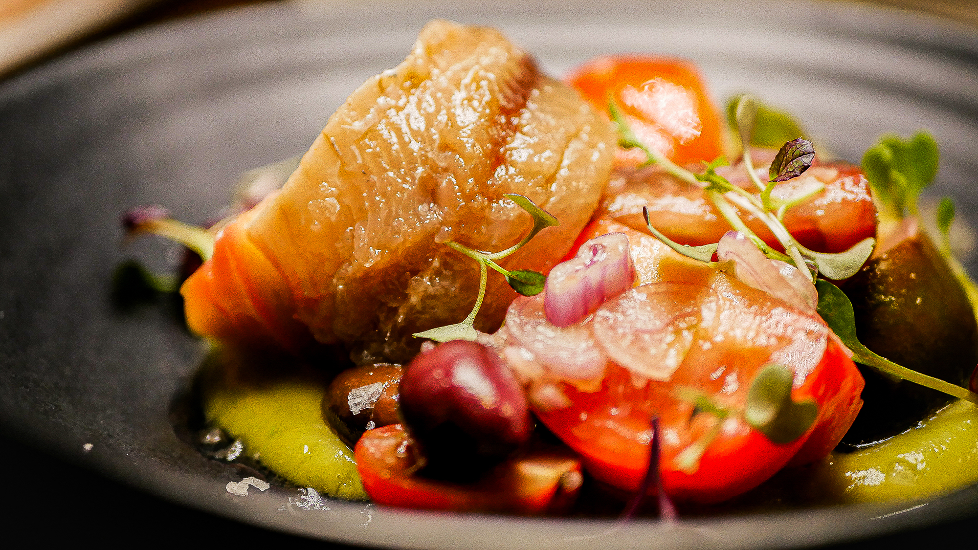 Selección de tomates km 0 con sardina ahumada, crema de guacamole y piparra, oliva de Kalamata y chalota encurtida. Restaurante Arcano