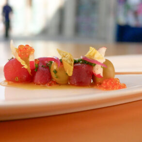 78/33 | Gilda de atún rojo, aceituna rellena de salsa romesco y tomate seco y confitado
