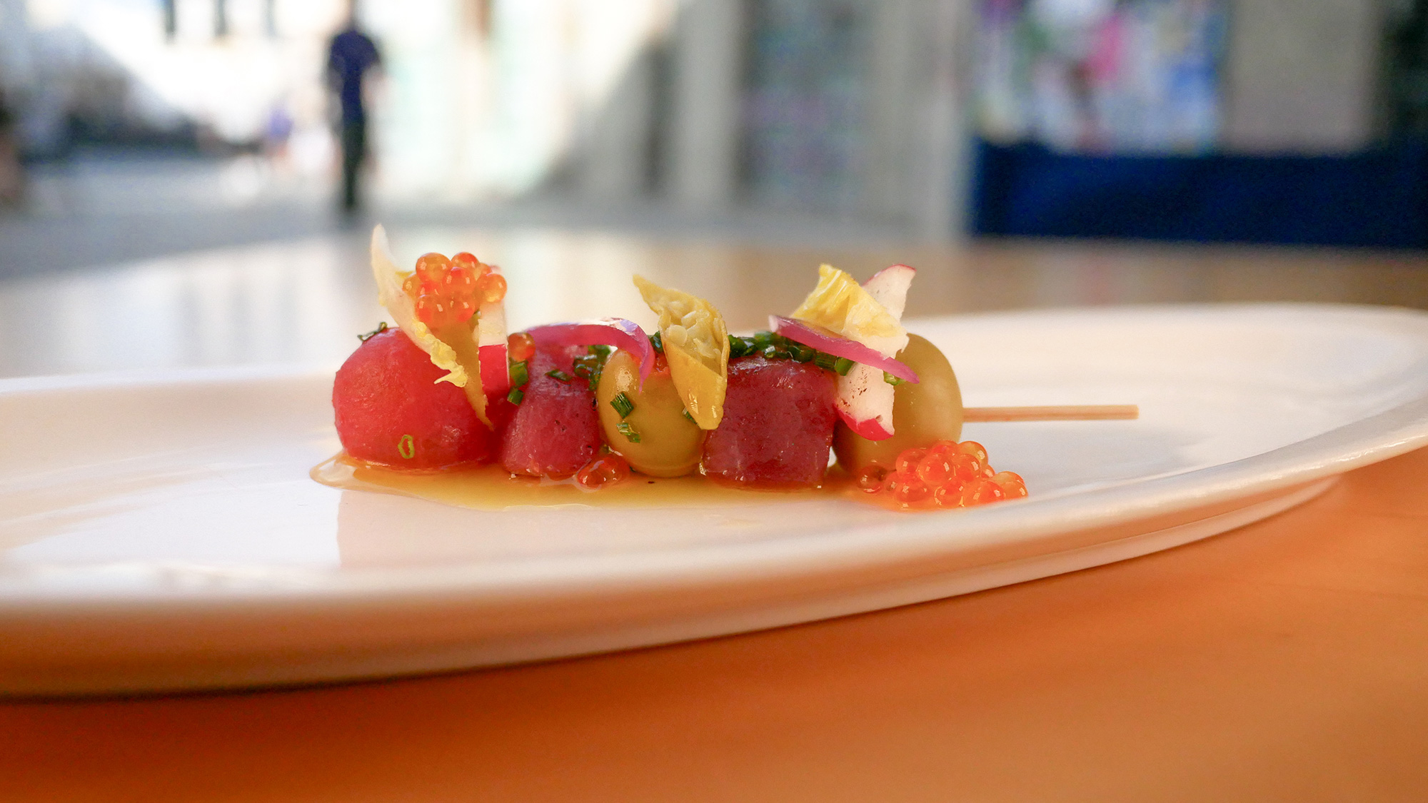 78/33 | Gilda de atún rojo, aceituna rellena de salsa romesco y tomate seco y confitado