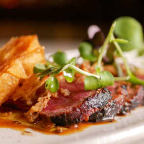 BAR COSTA | Tataki de ternera marinada con especias árabes con crujiente de patatas