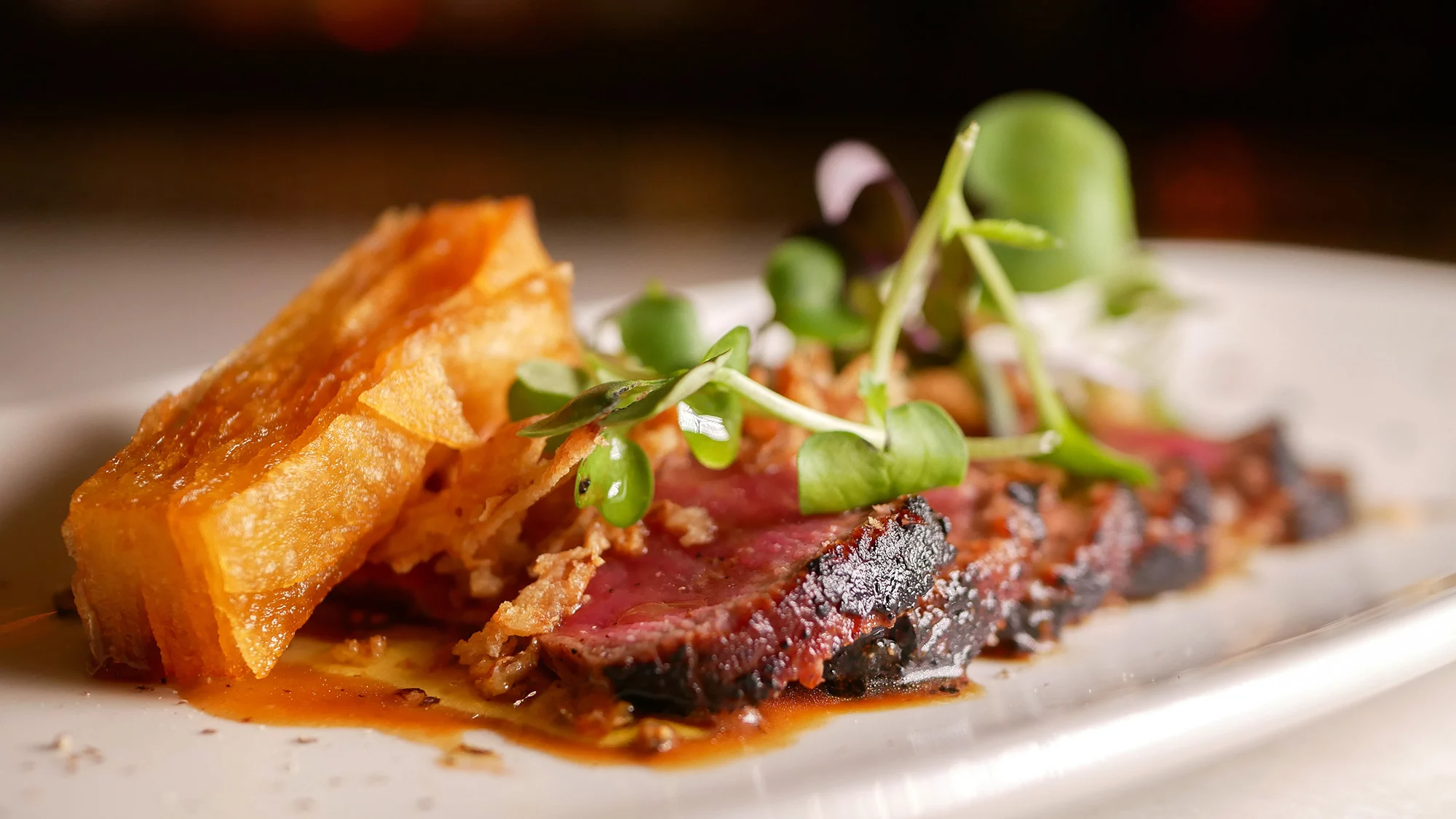 BAR COSTA | Tataki de ternera marinada con especias árabes con crujiente de patatas