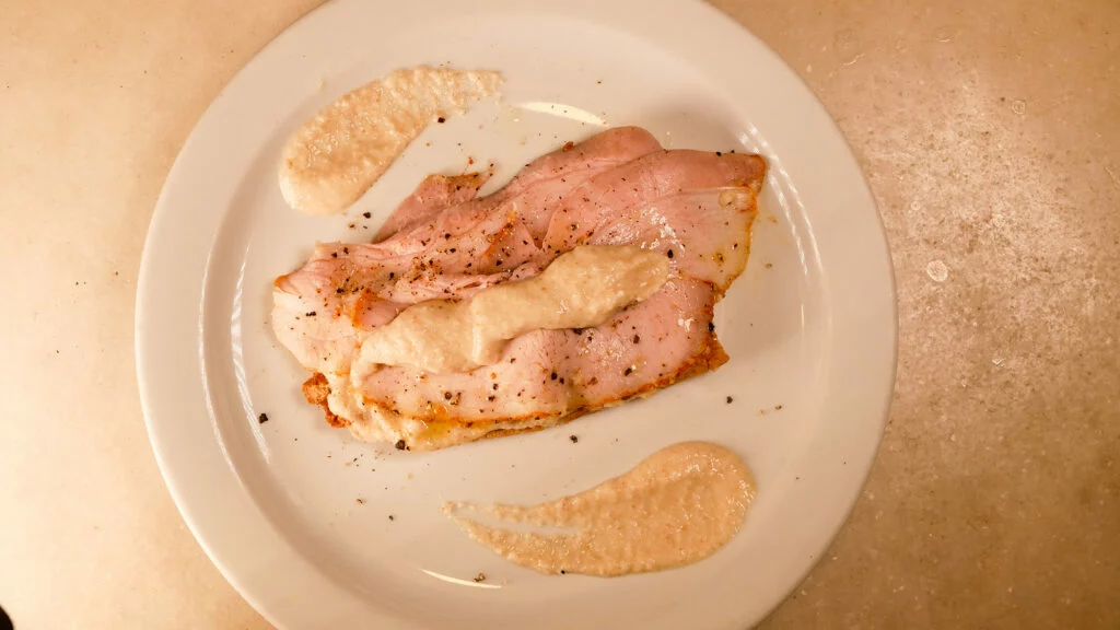 Bar El Toro | Ajoblanco de manzana con chicharrón de Cádiz