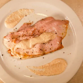 Bar El Toro | Ajoblanco de manzana con chicharrón de Cádiz