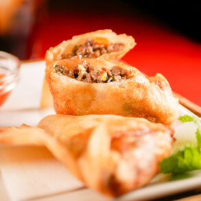 BIANCO NOIR | Dúo de samosas (una de carne y una vegetariana), acompañadas de salsa verde y agridulce.