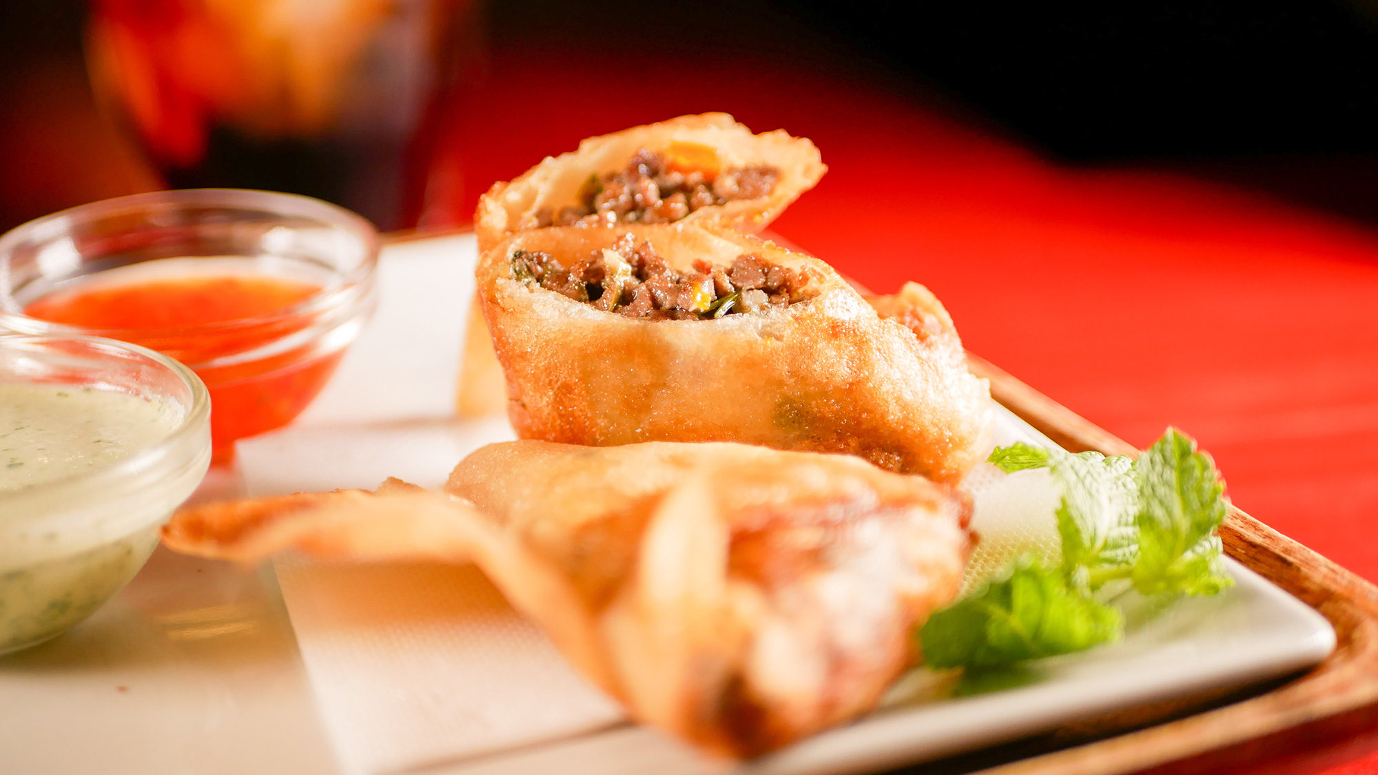 BIANCO NOIR | Dúo de samosas (una de carne y una vegetariana), acompañadas de salsa verde y agridulce.