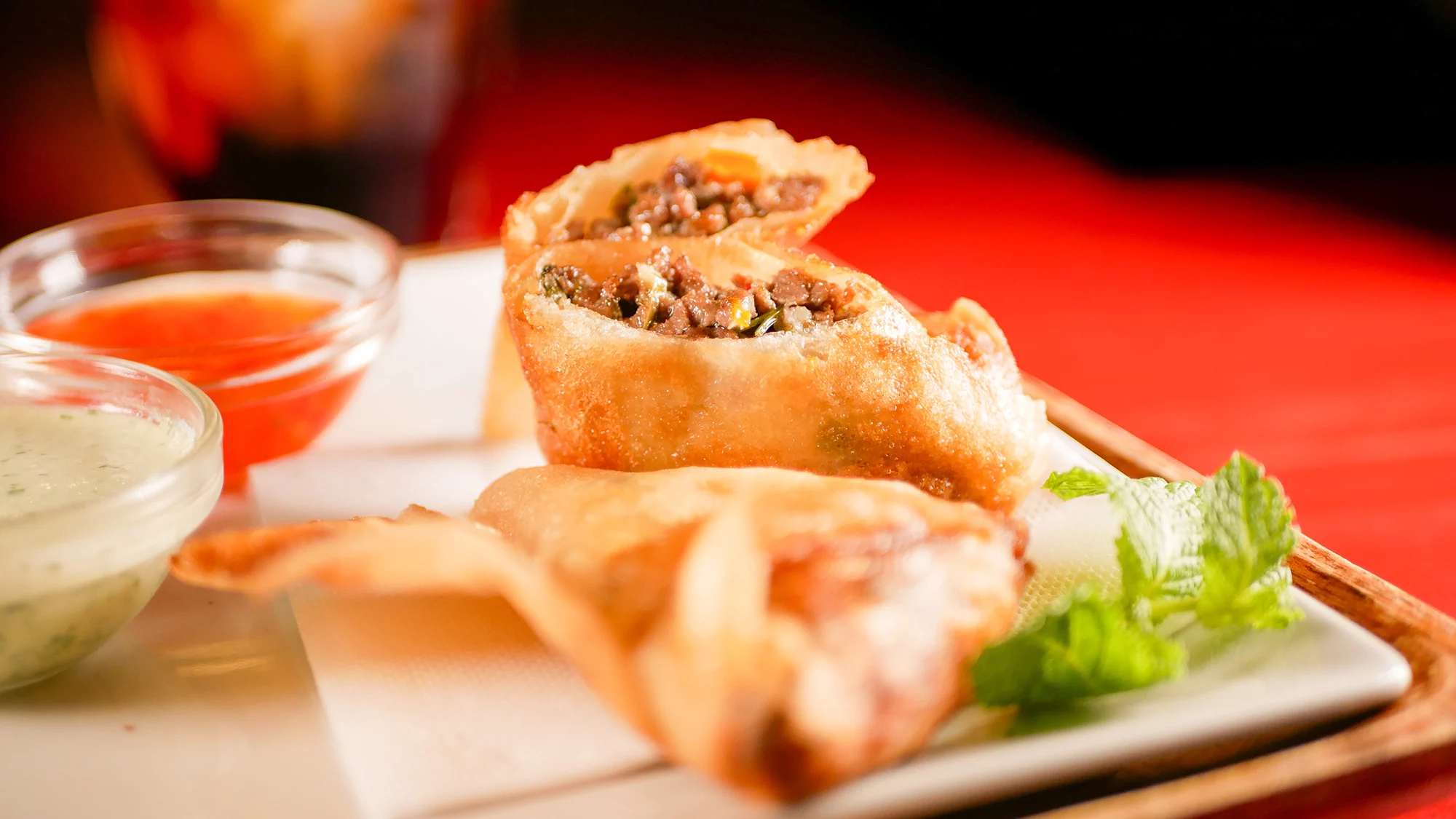 BIANCO NOIR | Dúo de samosas (una de carne y una vegetariana), acompañadas de salsa verde y agridulce.