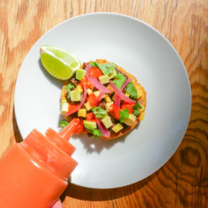 FAT CAT | Patacón de carrillera de ternera, aguacate, mango, cilantro, cebolla morada encurtida, lima, y nuestra salsa casera de gochujang