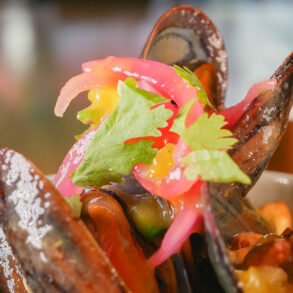 LA MONROE | Ceviche de mejillones con mango y maíz tostado