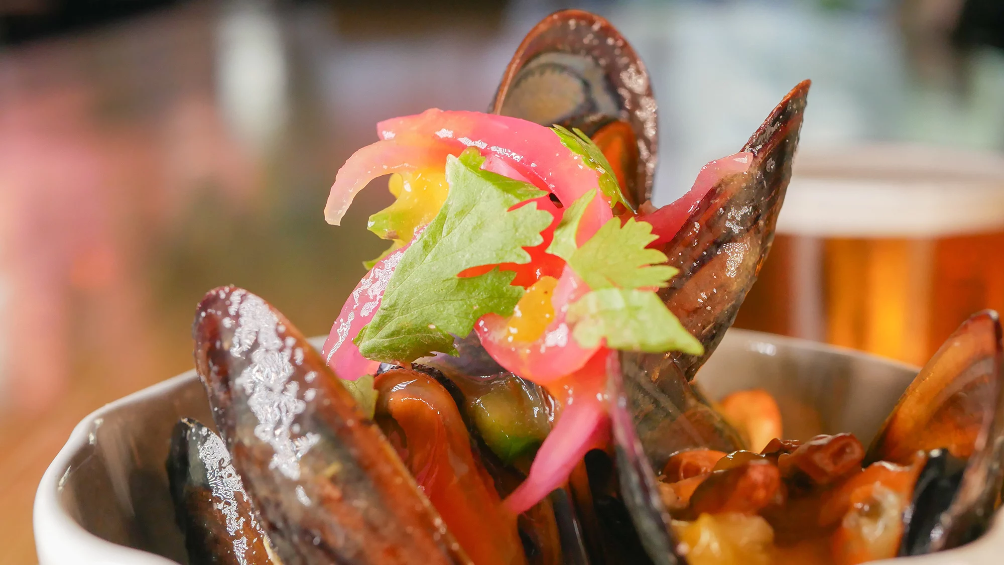 LA MONROE | Ceviche de mejillones con mango y maíz tostado