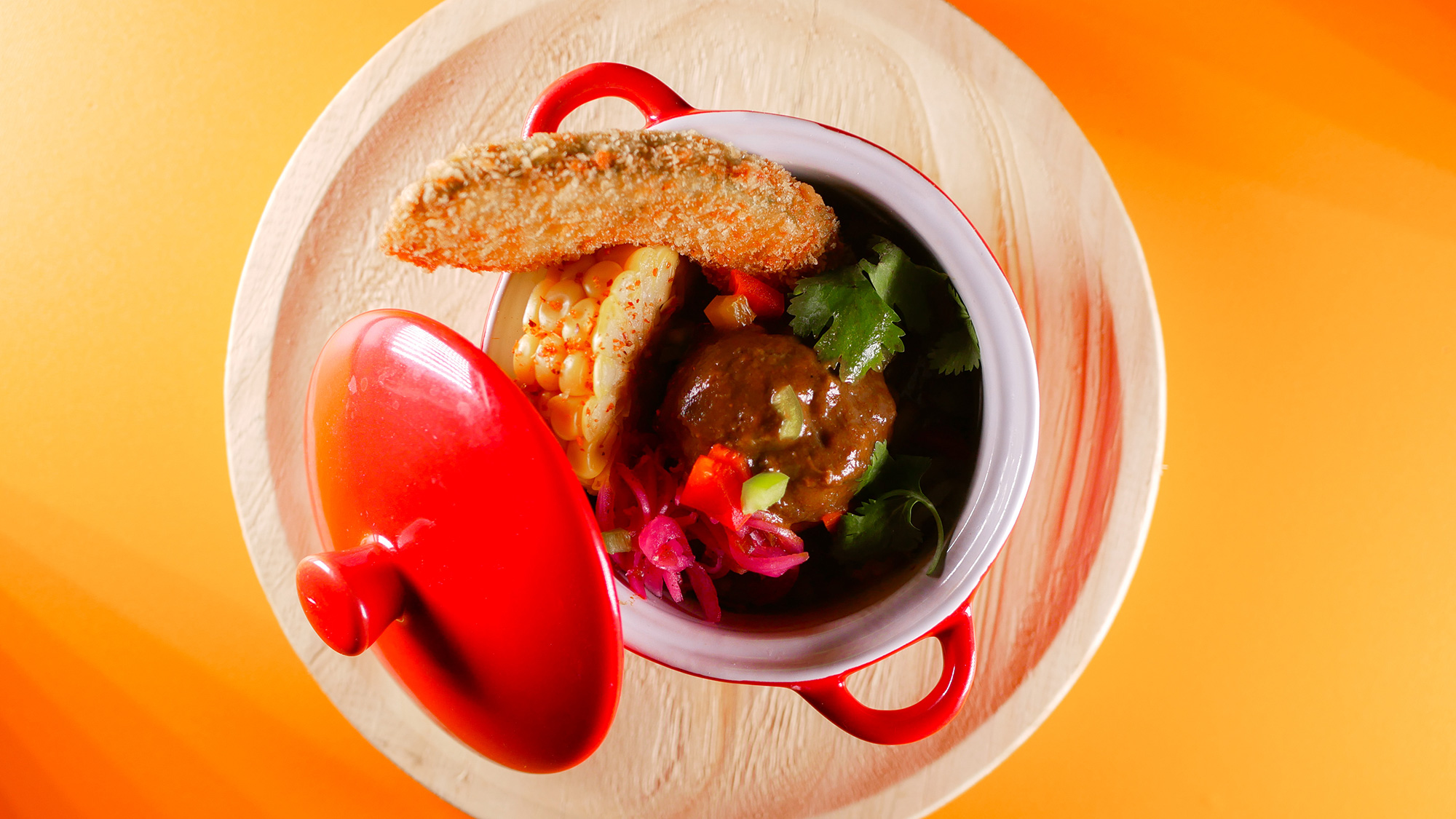 LAS FERNANDEZ | Albóndiga al mole con huitlacoche, elote tierno y aguacate crujiente