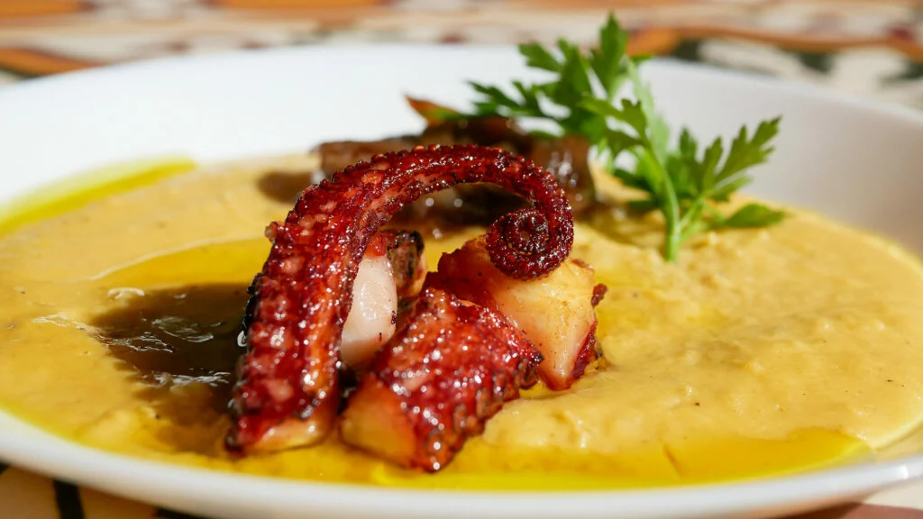 EL MAGRANER BOIG | Pulpo con “Fava” y cebolla caramelizada